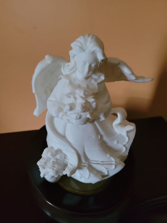 Ange portant un bouquet de fleurs